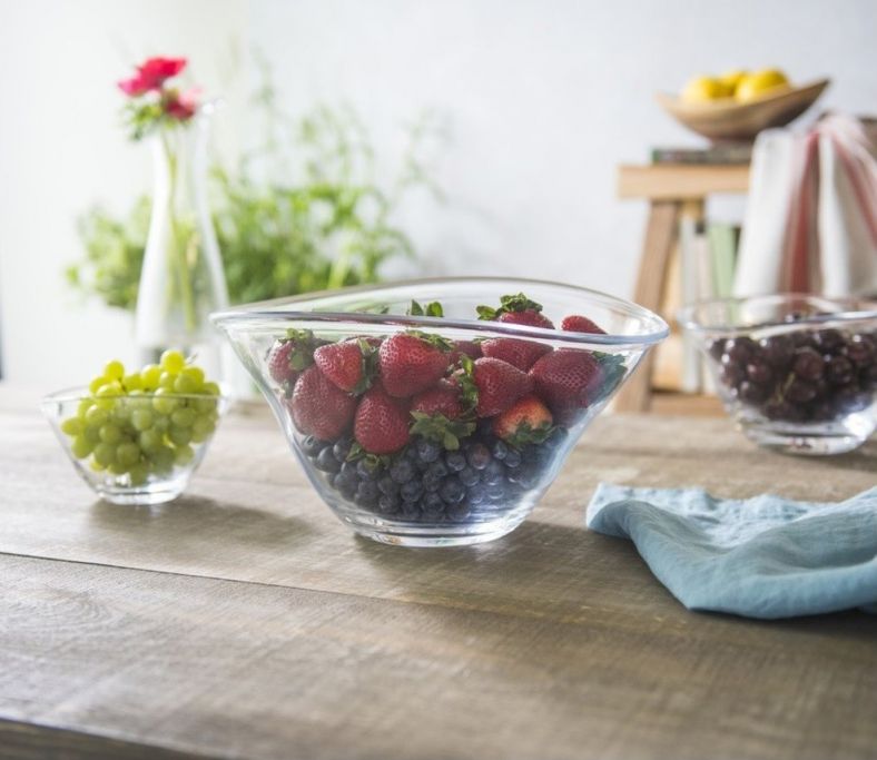 https://www.copperstrawberry.com/pub/media/catalog/product/cache/7267d0e88f382e69566e755587ba64e8/s/i/simon-pearce-bowl-barre-strawberry-fruit.jpg